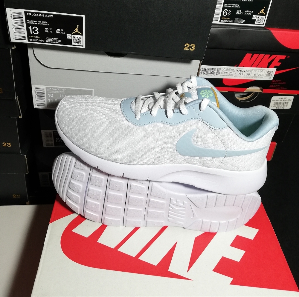 NIKE TANJUN "BABY BLUE"WOMEN'S US SIZE 8 BRAND NEW IN BOX